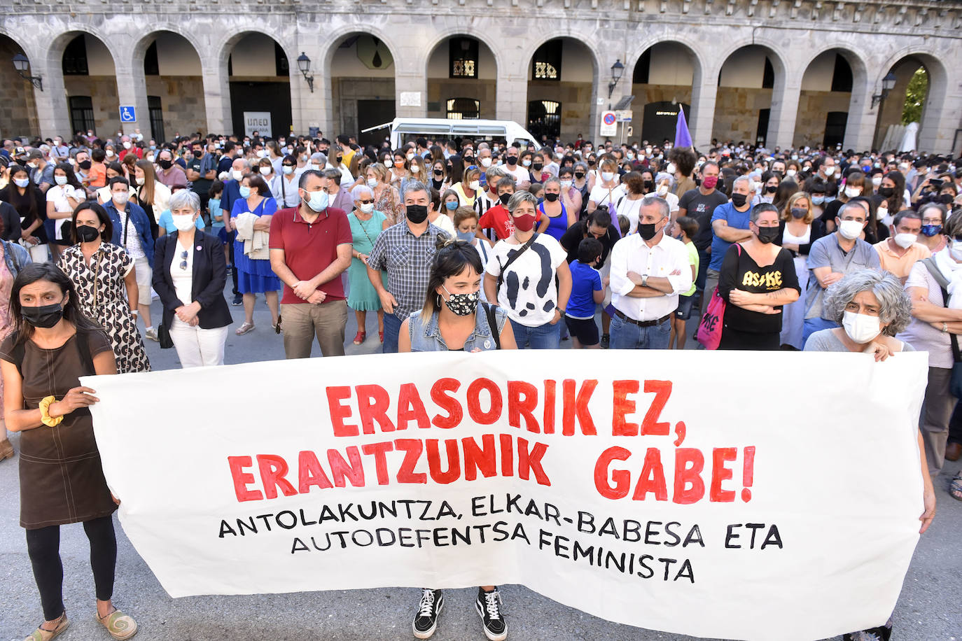 Decenas de personas han participado en una concentración convocada por el movimiento feminista Martxanterak en la Plaza San Martín