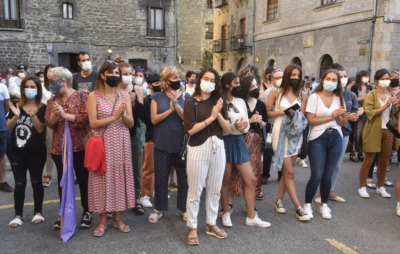 Decenas de personas han participado en una concentración convocada por el movimiento feminista Martxanterak en la Plaza San Martín