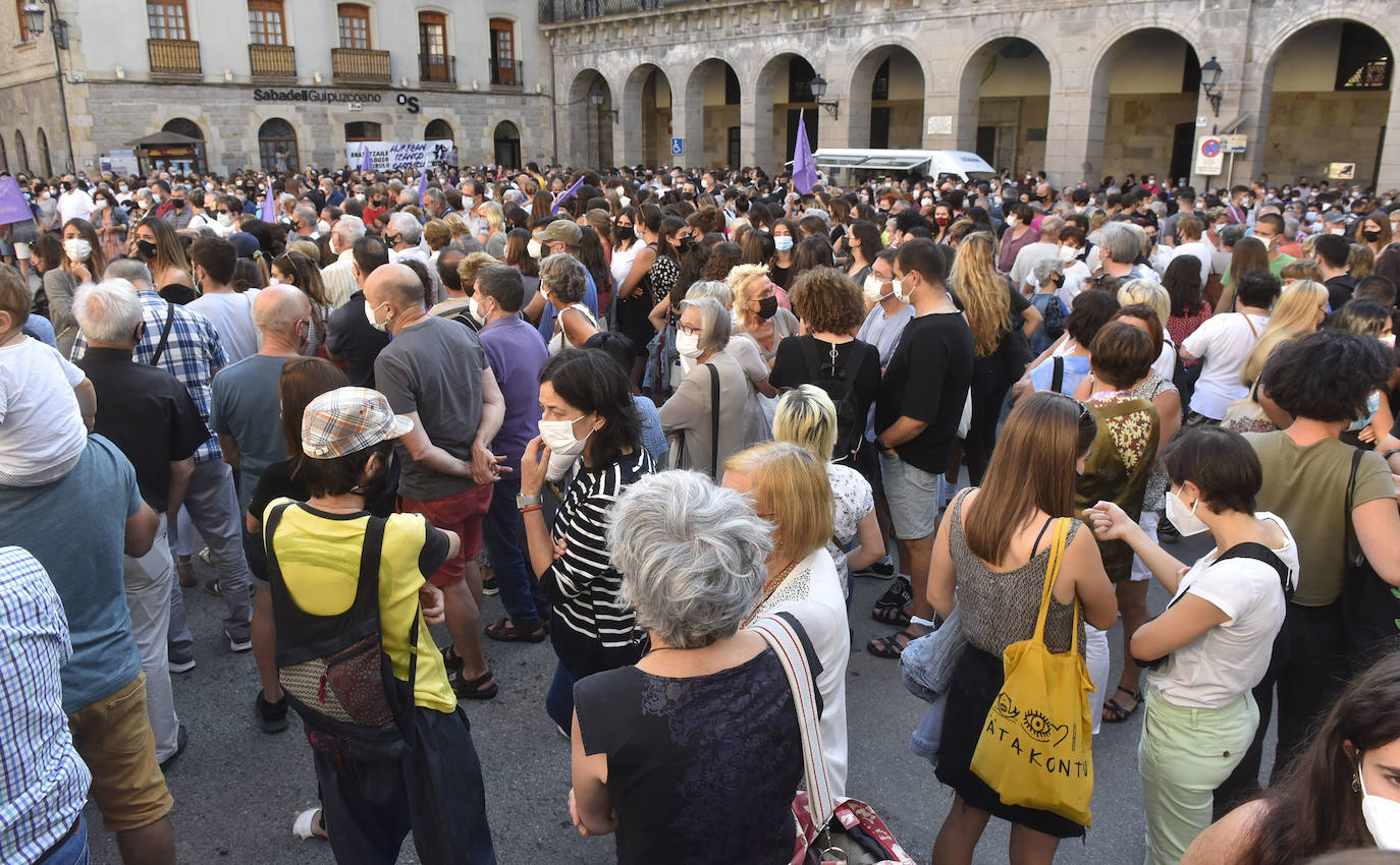 Decenas de personas han participado en una concentración convocada por el movimiento feminista Martxanterak en la Plaza San Martín