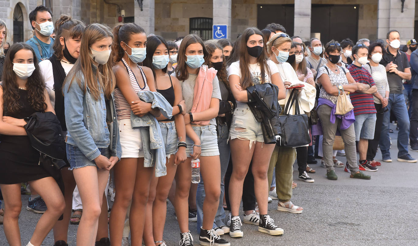 Decenas de personas han participado en una concentración convocada por el movimiento feminista Martxanterak en la Plaza San Martín