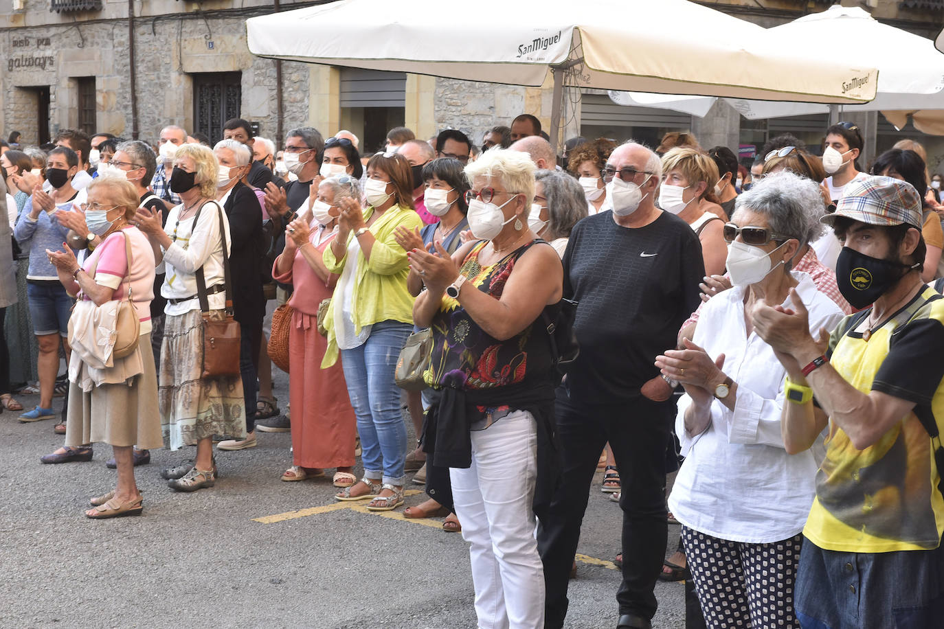 Decenas de personas han participado en una concentración convocada por el movimiento feminista Martxanterak en la Plaza San Martín