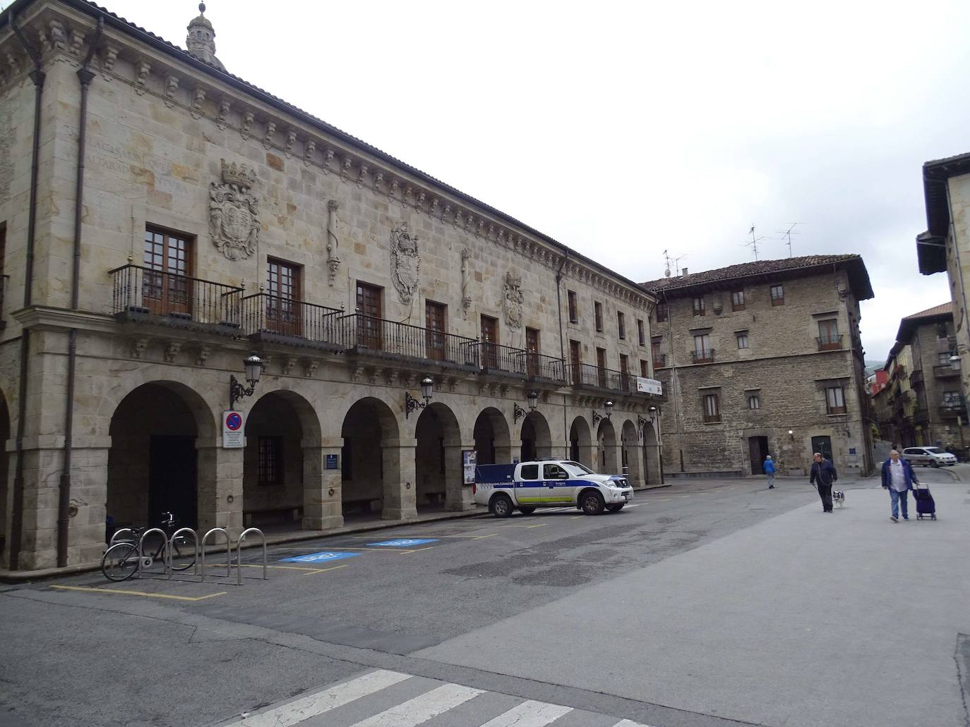 La plaza San Martín de Bergara, donde hoy tendrá lugar el acto de condena frente al ayuntamiento. 