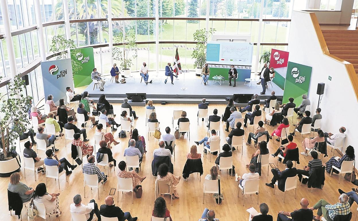 El plenario del EBB, en el que participaron el lehendakari y diferentes representantes institucionales del PNV, se reunió ayer por la tarde en Miramón.