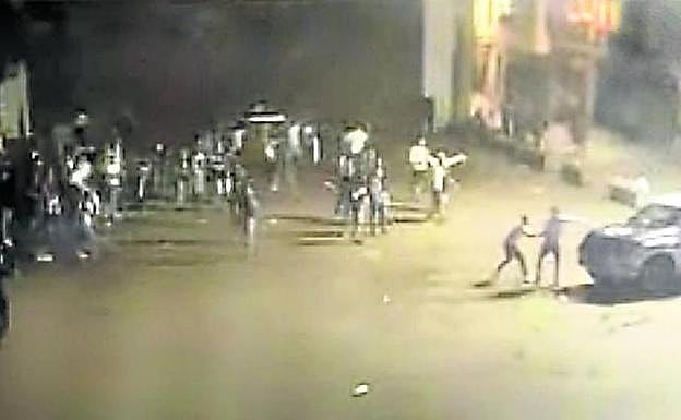 «Me rodearon y me arrastraron por el suelo, un compañero me sacó de allí»