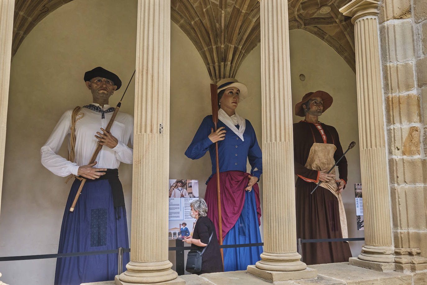 Por segundo año consecutivo, las emblemáticas figuras de la Aste Nagusia no saldrán de kalejira debido a la pandemia. Pero ya lucen estáticos para disfrutarlos de otra manera en el Museo San Telmo.