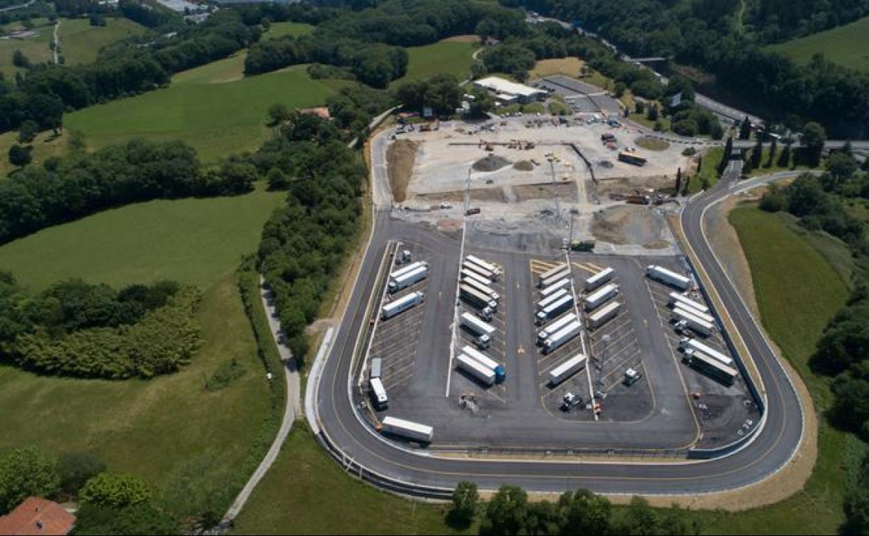 El aparcamiento de camiones de la AP-8 en Oiartzun permanecerá cerrado durante 3 meses