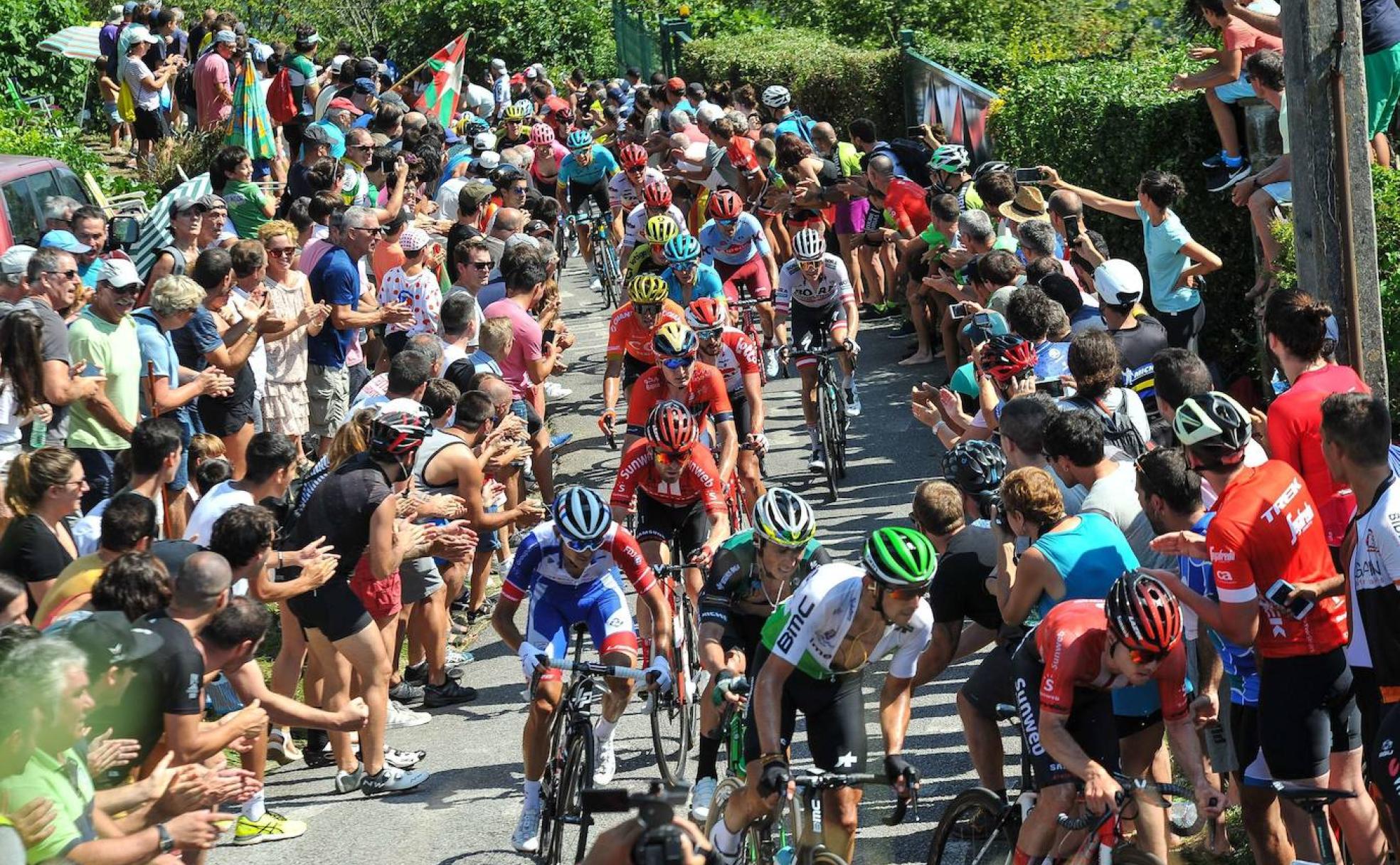 La afición se vuelca con el paso de los ciclistas en la subida a Murgil de 2019.