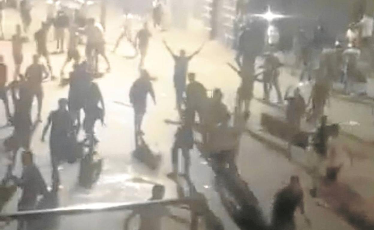 Jóvenes de fiesta en la plaza de Villabona el pasado fin de semana.