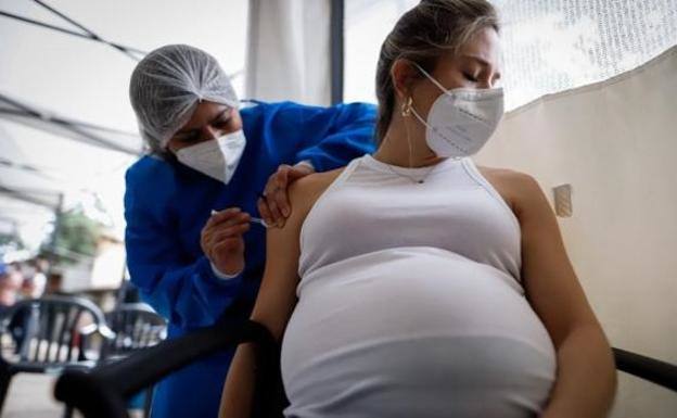 Los expertos avalan la vacunación de embarazadas, que «debe realizarse cuando les toque el turno»