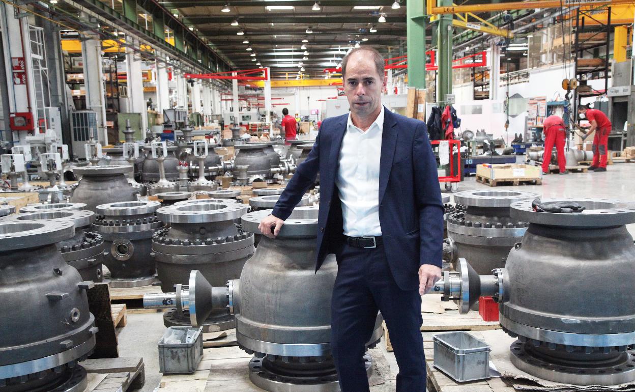 Ibon Imaz en uno de los pabellones de la cooperativa en Idiazabal.