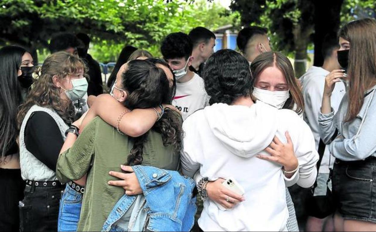 Varias jóvenes participantes en la concentración de protesta en Lemoa por la paliza a su vecino Alex se abrazan para darse ánimos.
