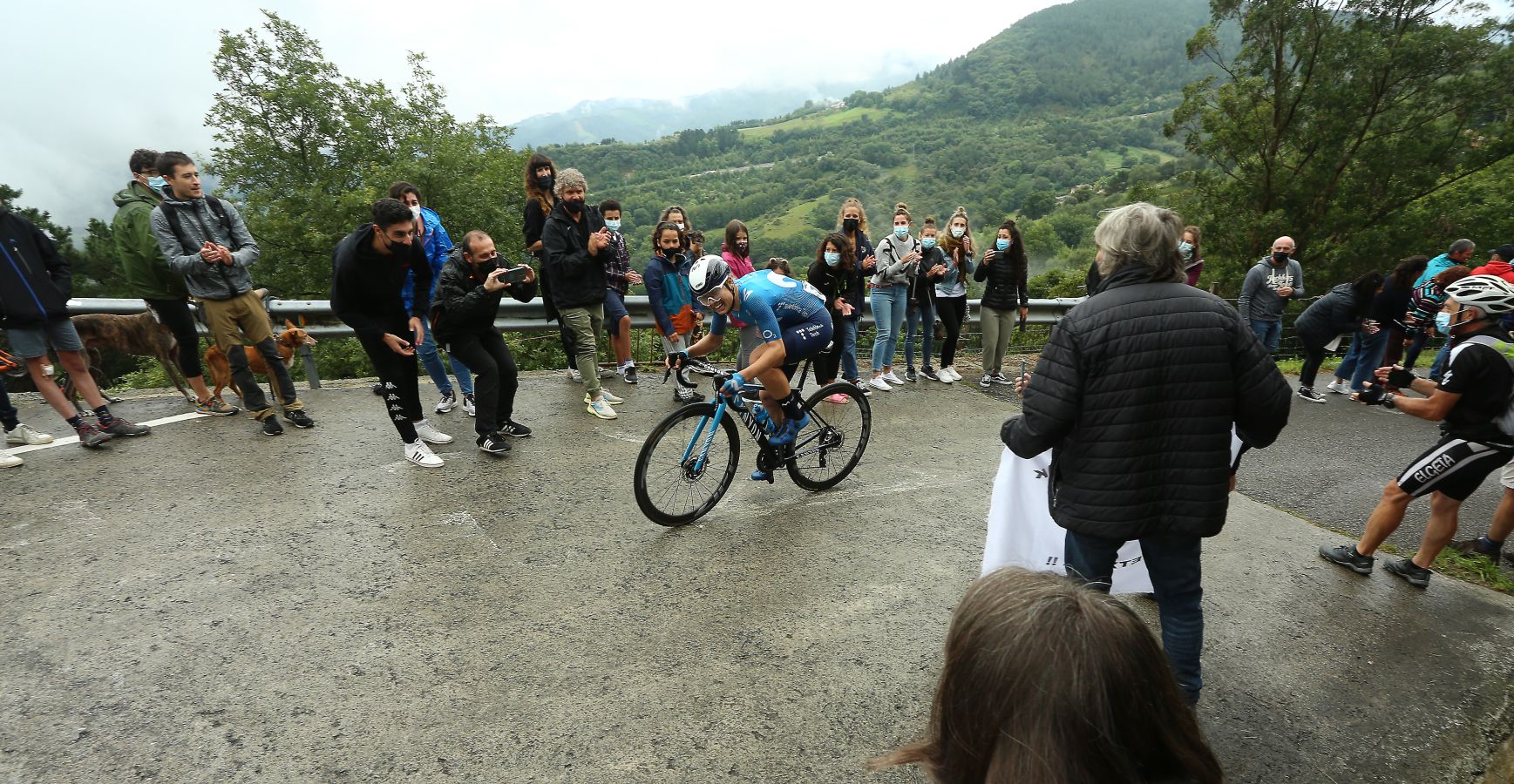Annemiek van Vleuten (Movistar) se ha impuesto en la meta del Boulevard por delante de Ruth Winder (Trek-Segafredo) y Sabrina Stultiens (CCC)