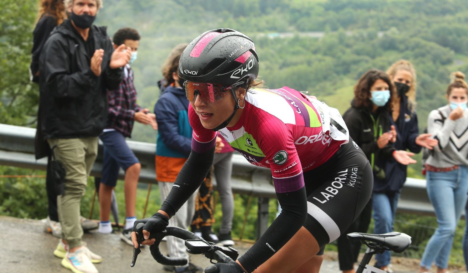 Annemiek van Vleuten (Movistar) se ha impuesto en la meta del Boulevard por delante de Ruth Winder (Trek-Segafredo) y Sabrina Stultiens (CCC)