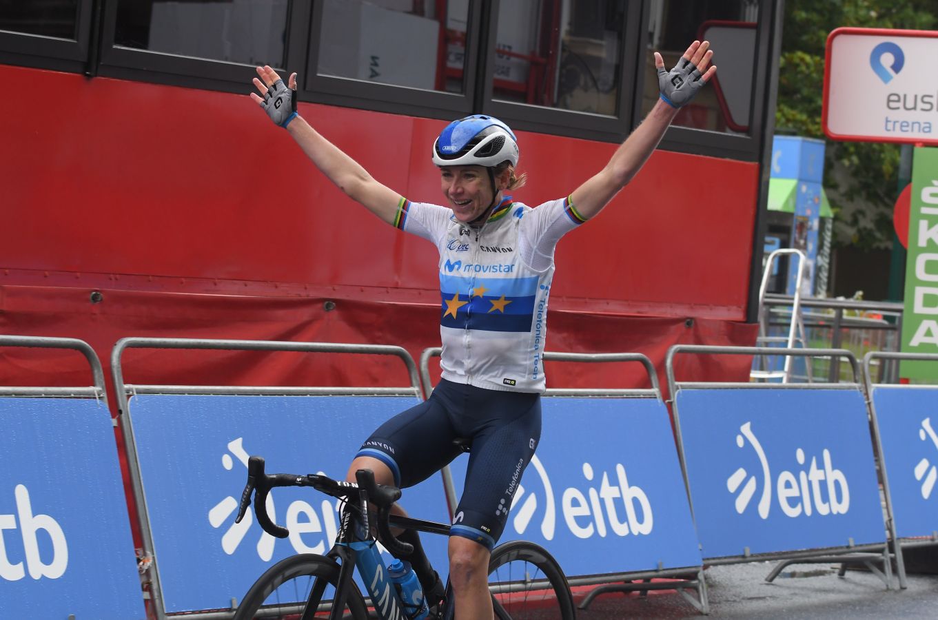 Annemiek van Vleuten (Movistar) se ha impuesto en la meta del Boulevard por delante de Ruth Winder (Trek-Segafredo) y Sabrina Stultiens (CCC)
