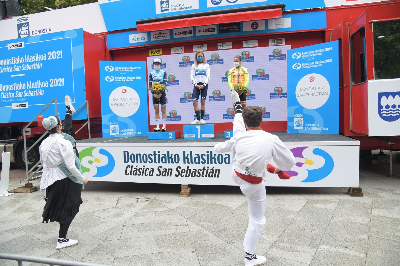 Annemiek van Vleuten (Movistar) se ha impuesto en la meta del Boulevard por delante de Ruth Winder (Trek-Segafredo) y Sabrina Stultiens (CCC)