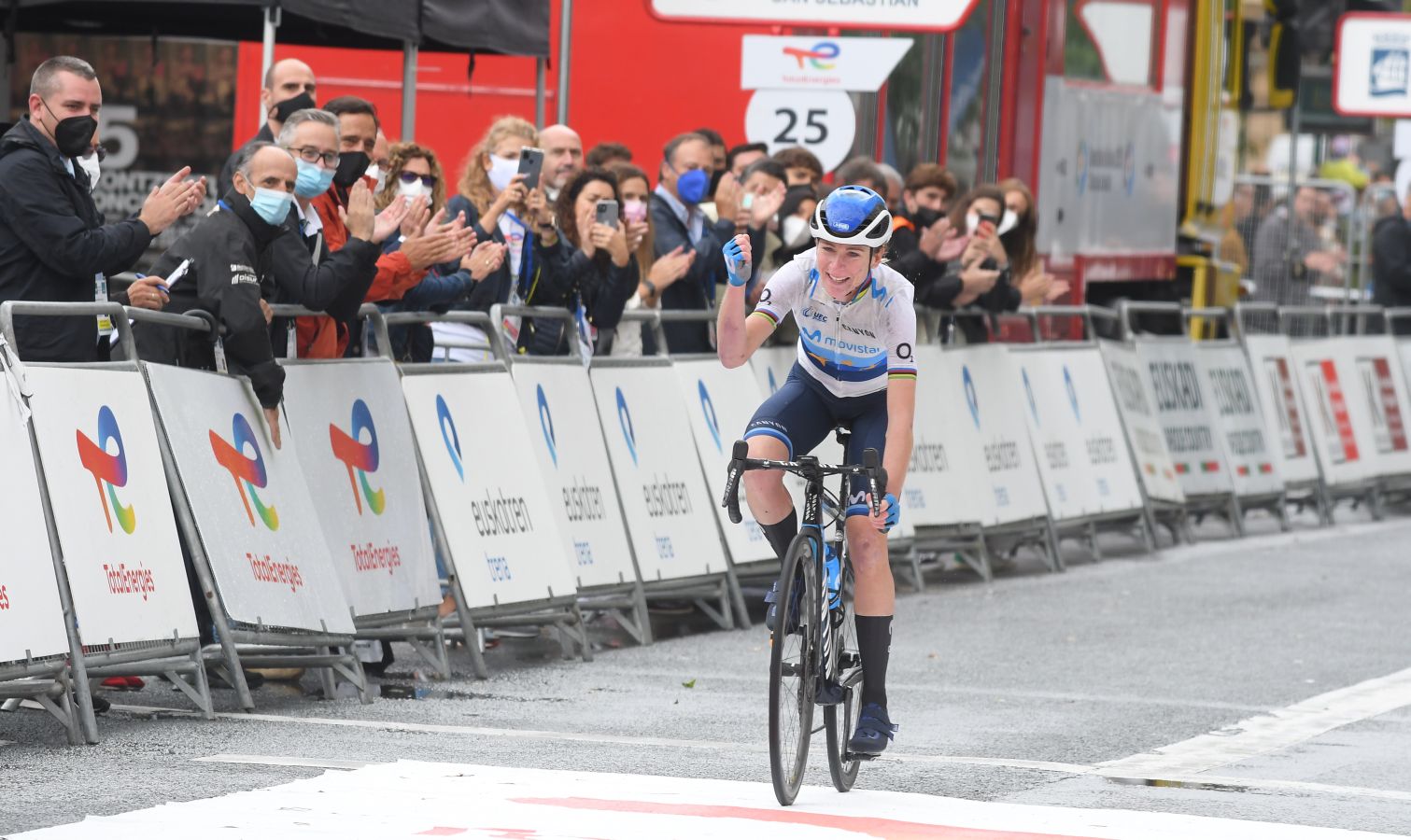 Annemiek van Vleuten (Movistar) se ha impuesto en la meta del Boulevard por delante de Ruth Winder (Trek-Segafredo) y Sabrina Stultiens (CCC)