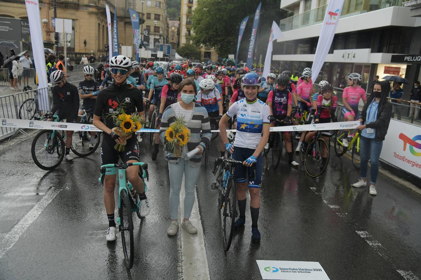 Cientos de aficionados han apoyado a las ciclistas en el ararnque de la vuelta ciclista en la salida desde el Boulevard donostiarar
