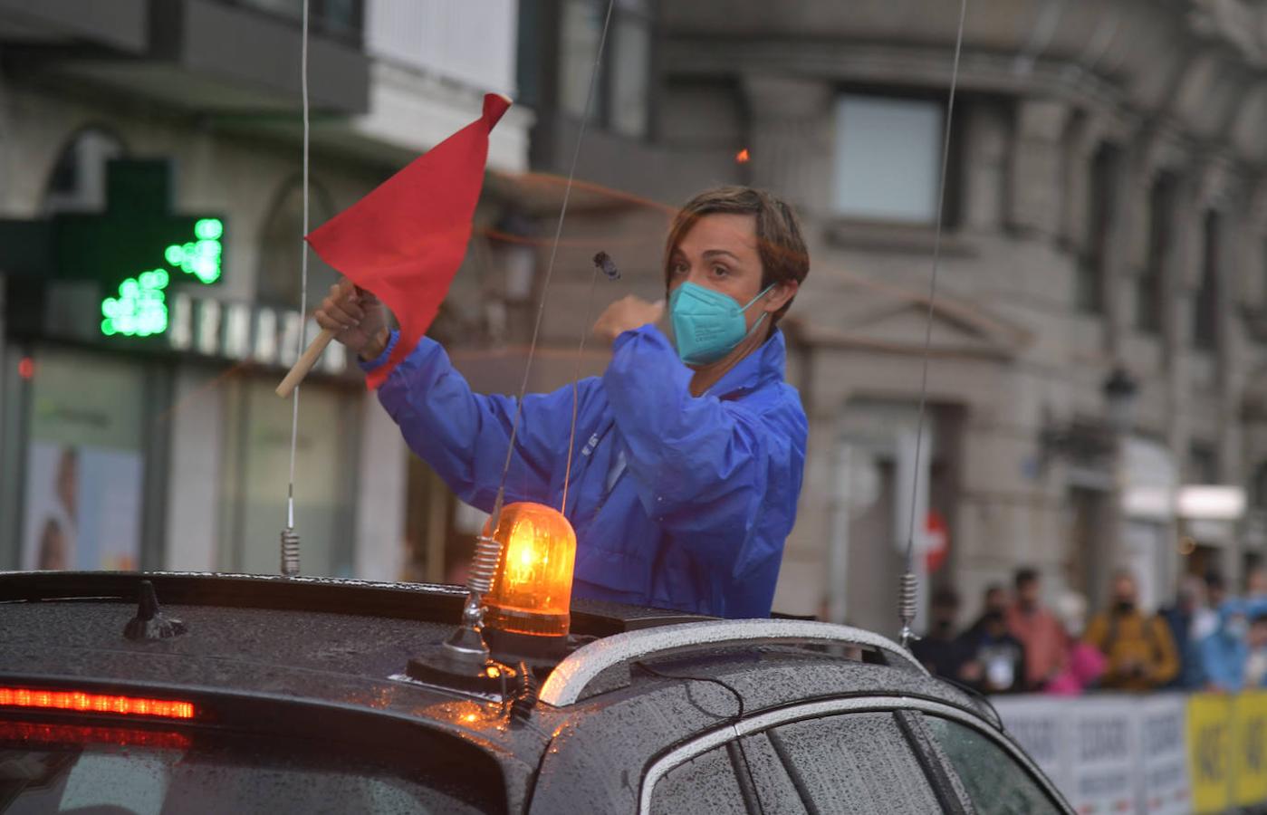 Cientos de aficionados han apoyado a las ciclistas en el ararnque de la vuelta ciclista en la salida desde el Boulevard donostiarar