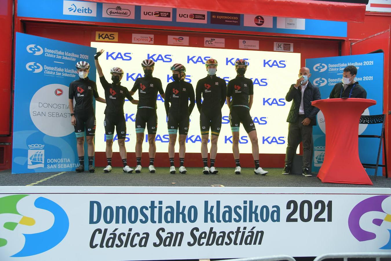 Cientos de aficionados han apoyado a las ciclistas en el ararnque de la vuelta ciclista en la salida desde el Boulevard donostiarar