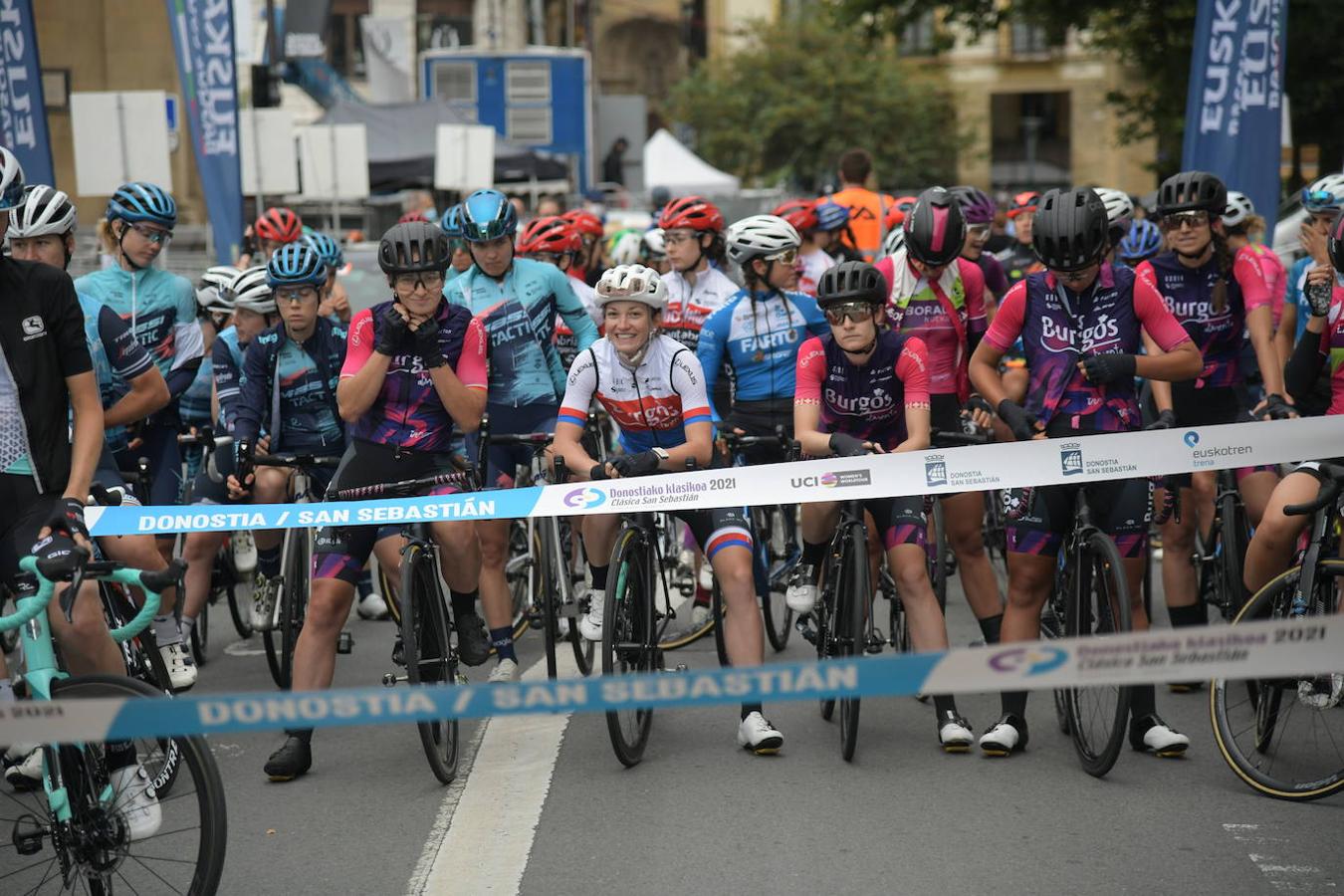 Cientos de aficionados han apoyado a las ciclistas en el ararnque de la vuelta ciclista en la salida desde el Boulevard donostiarar