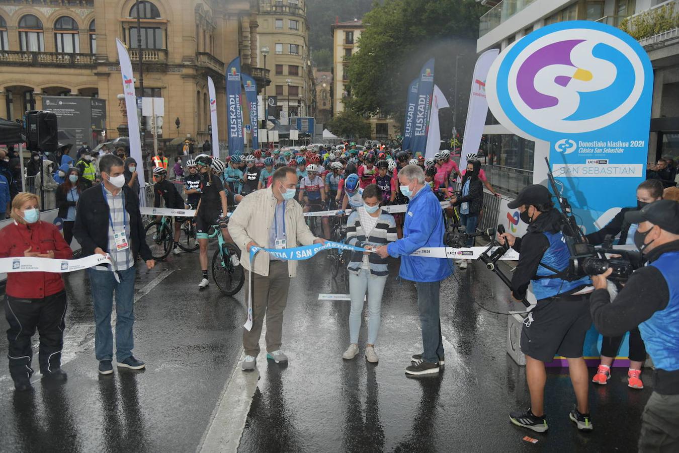 Cientos de aficionados han apoyado a las ciclistas en el ararnque de la vuelta ciclista en la salida desde el Boulevard donostiarar