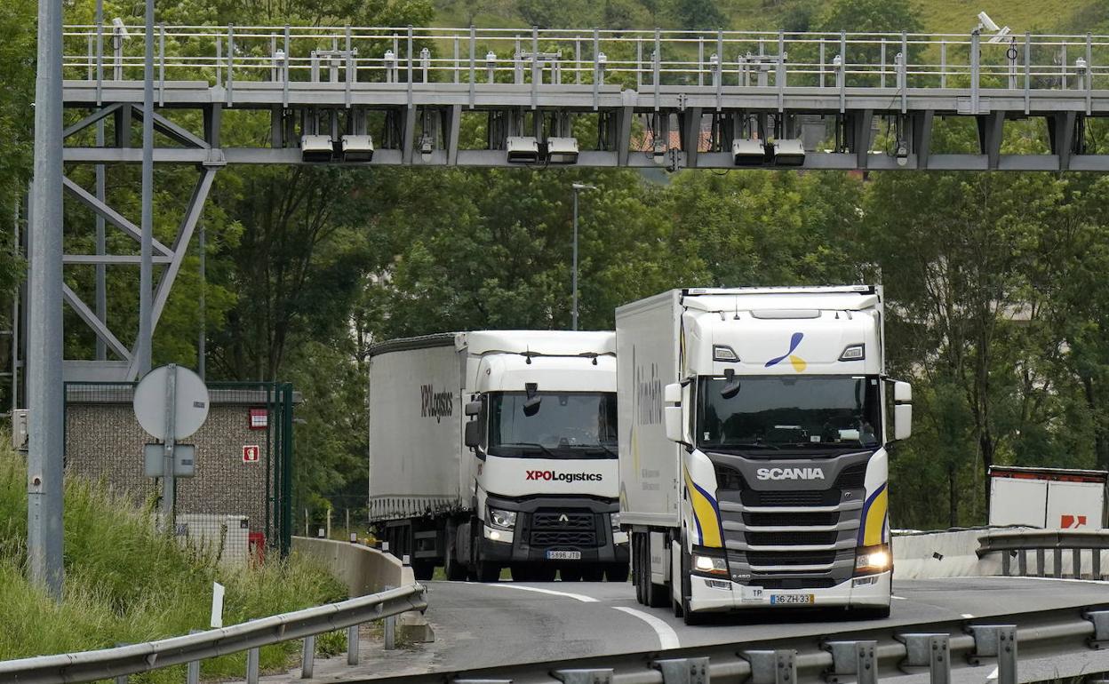 Dos camiones pasan bajo los arcos instalados en el alcance de Andoain.