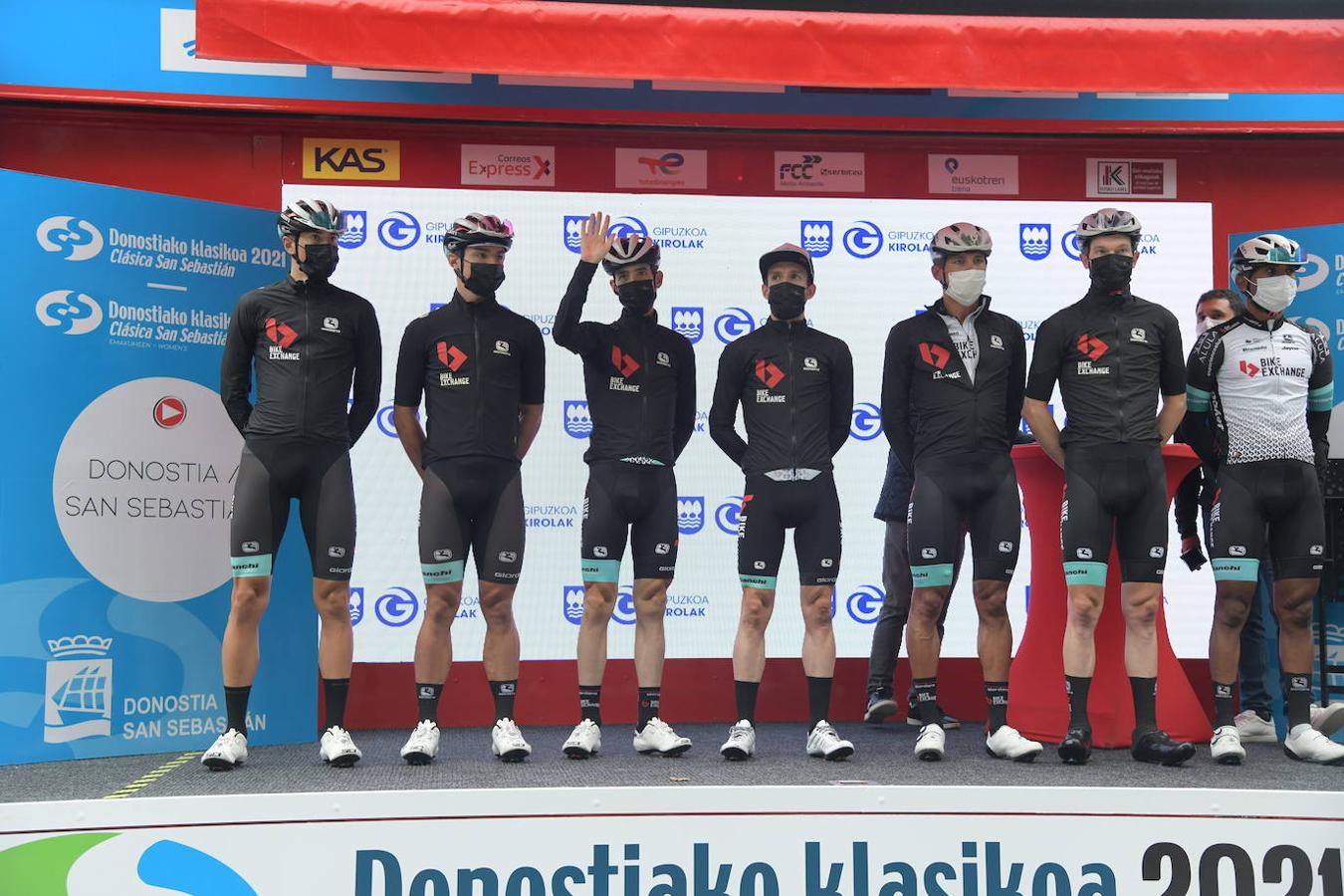 Cientos de aficionados han apoyado a las ciclistas en el ararnque de la vuelta ciclista en la salida desde el Boulevard donostiarar