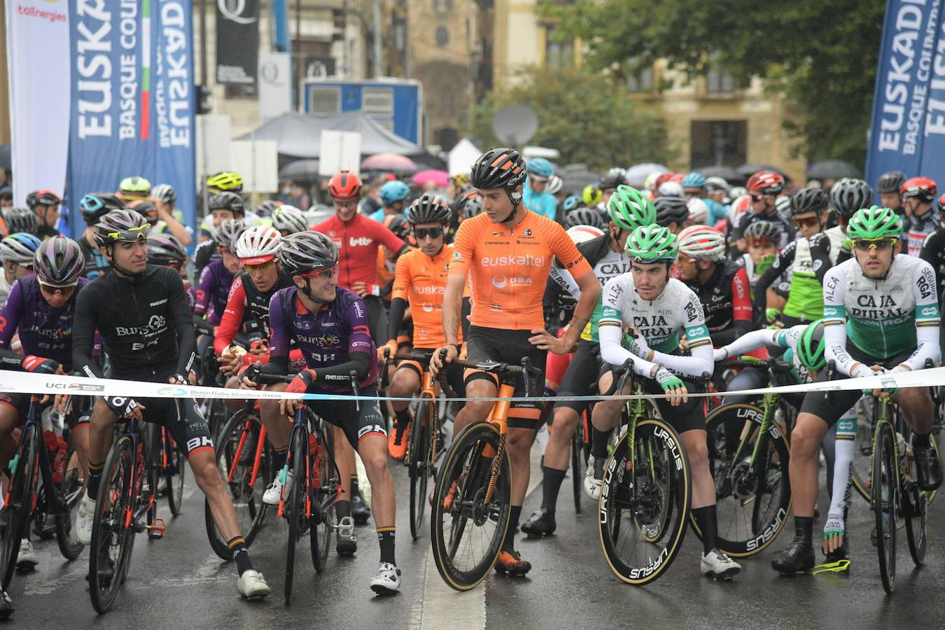 Cientos de aficionados han apoyado a las ciclistas en el ararnque de la vuelta ciclista en la salida desde el Boulevard donostiarar