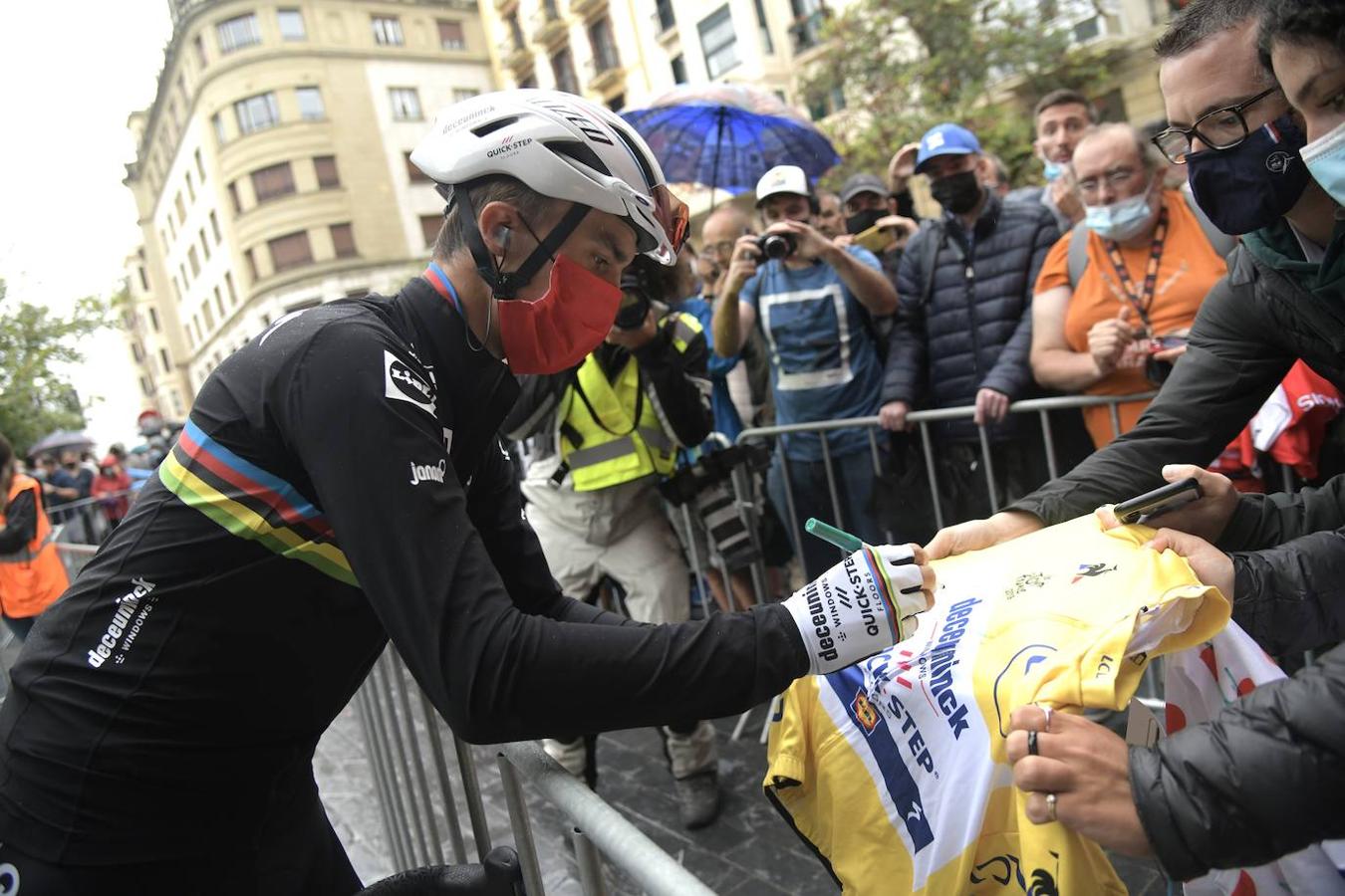 Cientos de aficionados han apoyado a las ciclistas en el ararnque de la vuelta ciclista en la salida desde el Boulevard donostiarar