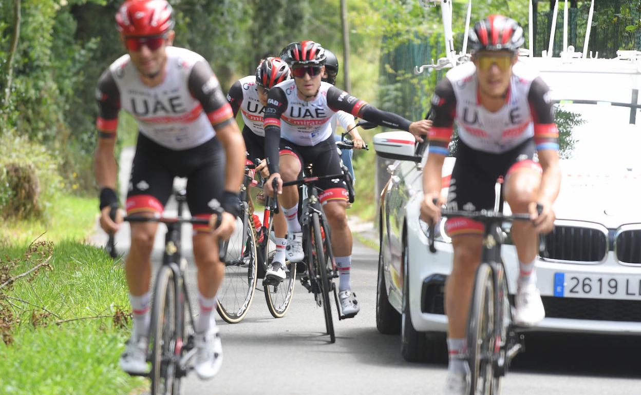 Los ciclistas del UAE se pasaron por Murgil y alguno tuvo que agarrarse al coche sorprendido por las pendientes.
