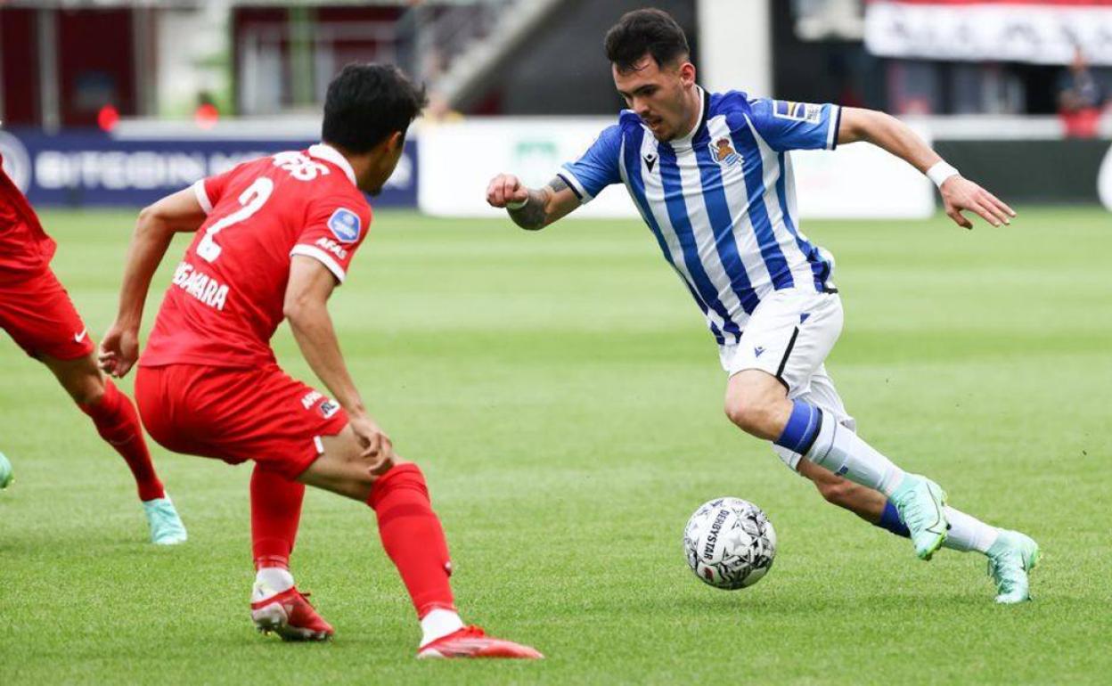 Alex Sola conduce el balón durante el encuentro.