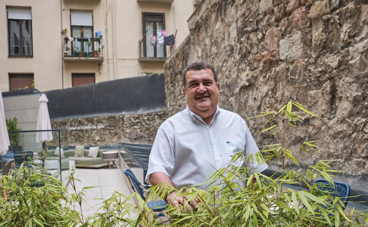 Ernesto Gasco, esta semana en San Sebastián, en un patio de manzana de la calle San Martín.