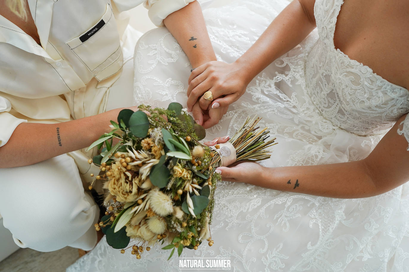 La diseñadora guipuzcoana Uxue Morejón y el escolta del Unicaja, Darío Brizuela, se dieron el «sí quiero» en una boda celebrada en Hika Txakolindegia. Estas son las mejores imágenes del mediático enlace