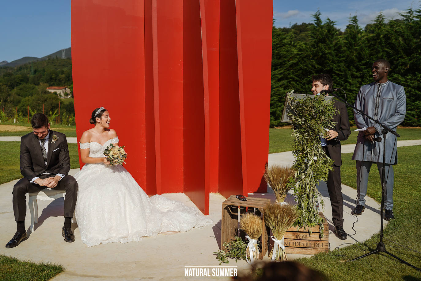 La diseñadora guipuzcoana Uxue Morejón y el escolta del Unicaja, Darío Brizuela, se dieron el «sí quiero» en una boda celebrada en Hika Txakolindegia. Estas son las mejores imágenes del mediático enlace