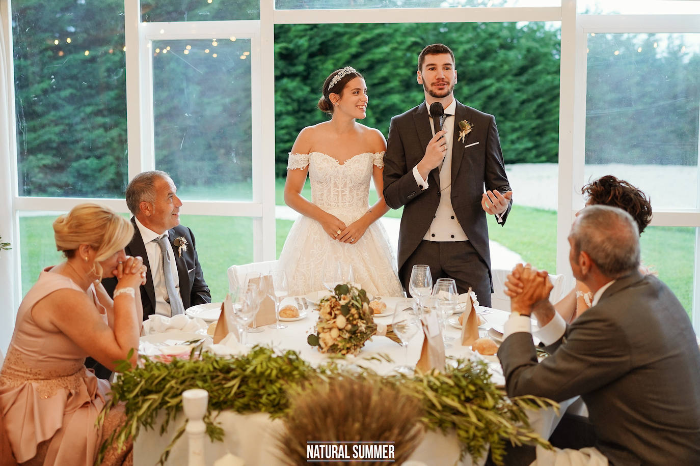 La diseñadora guipuzcoana Uxue Morejón y el escolta del Unicaja, Darío Brizuela, se dieron el «sí quiero» en una boda celebrada en Hika Txakolindegia. Estas son las mejores imágenes del mediático enlace