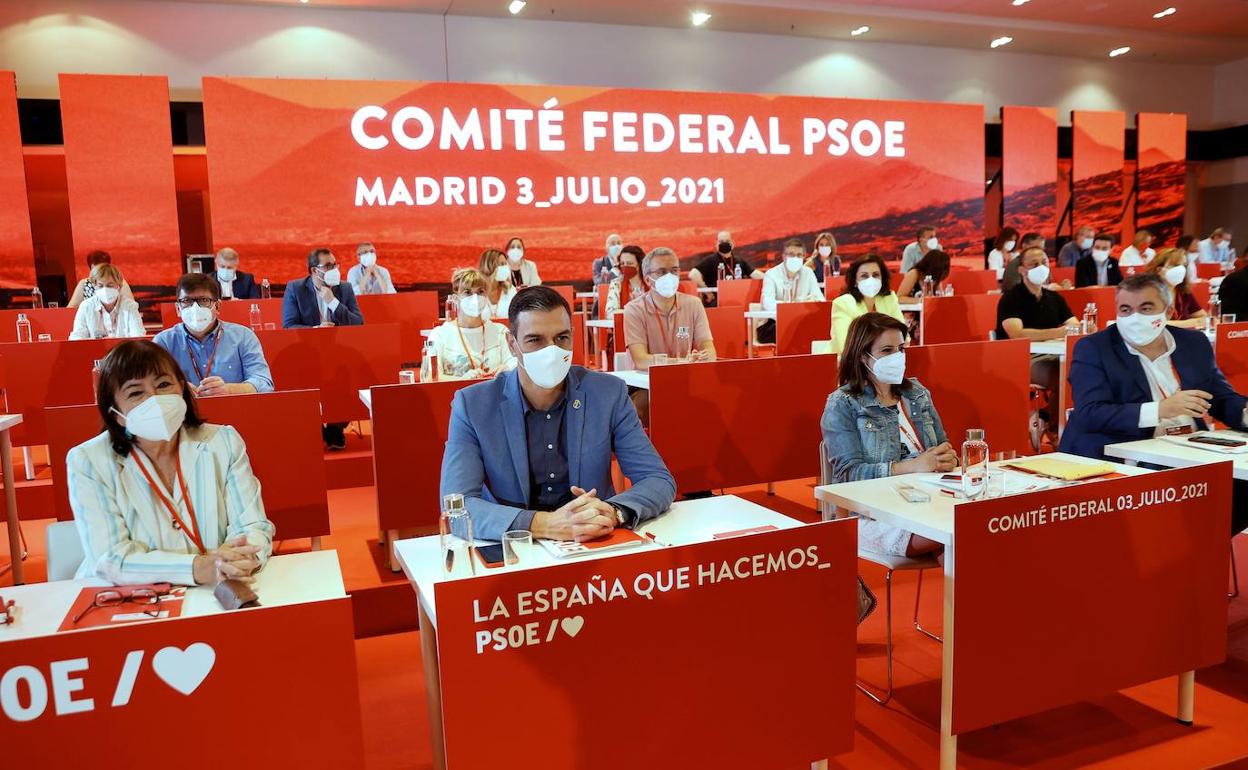 Pedro Sánchez, flanqueado por Cristiana Narbona, Adriana Lastra y Santos Cerdán, en una reciente reunión del Comité Federal del PSOE.