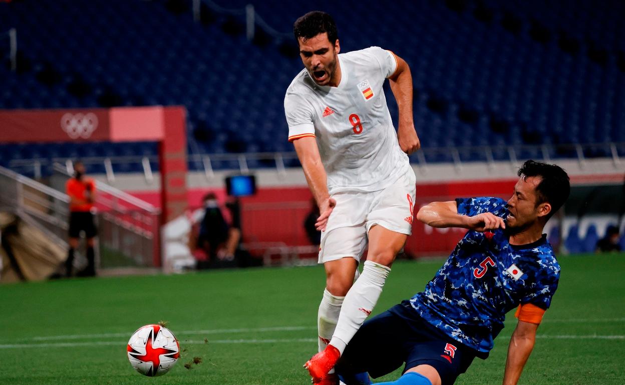 Mikel Merino durante la acción del penalti que terminó denegando el VAR 