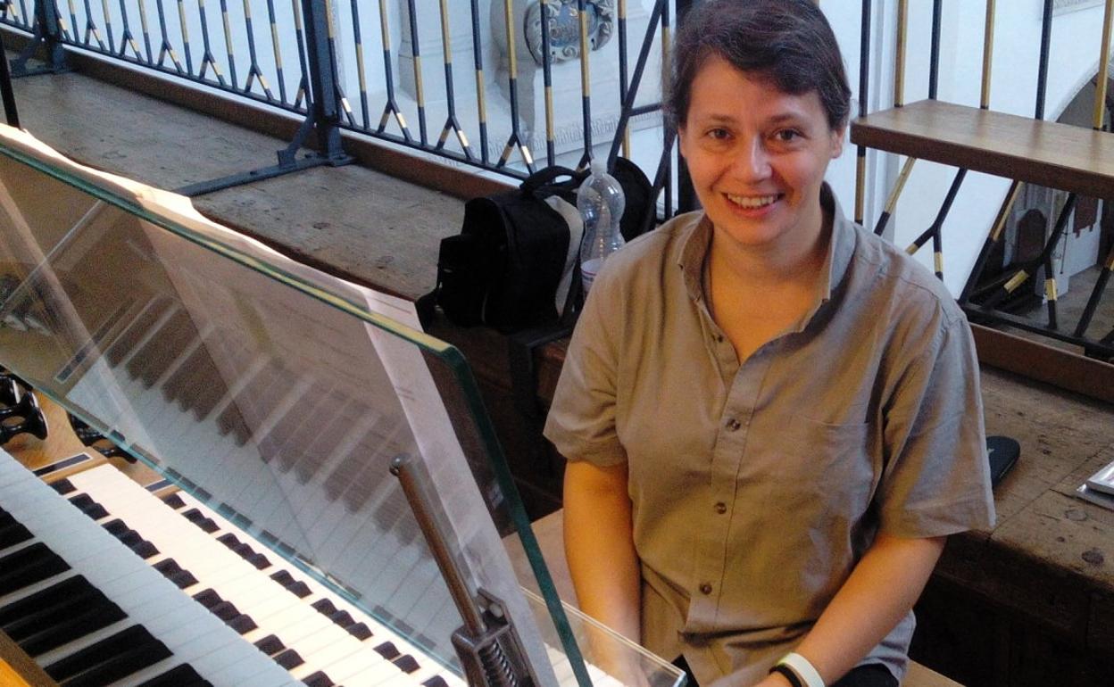 La organista italiana Giulia Biagetti durante uno de sus ensayos. 