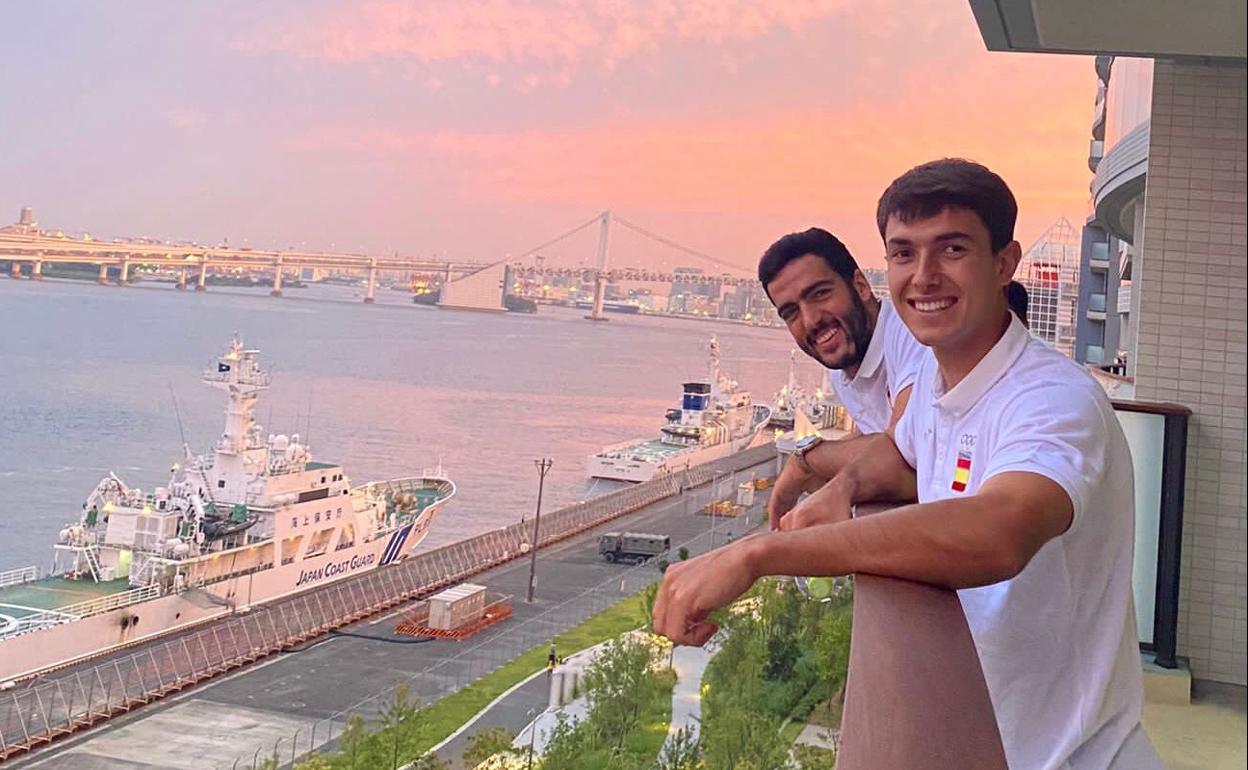 Mikel Merino y Martin Zubimendi en la terraza de su habitación en la Villa Olímpica 
