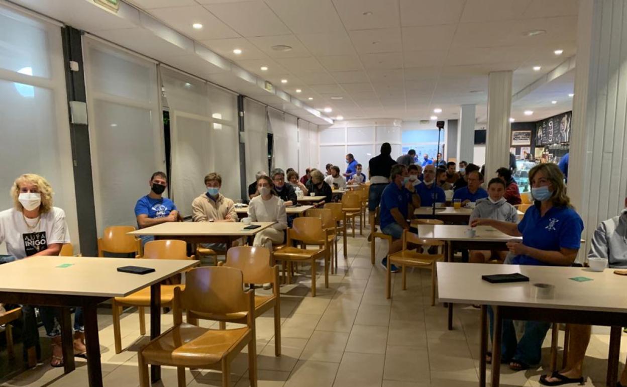 Amigos y familiares de Iñigo Peña siguen en el Bar Kupela de Zumaia la final de Peña 