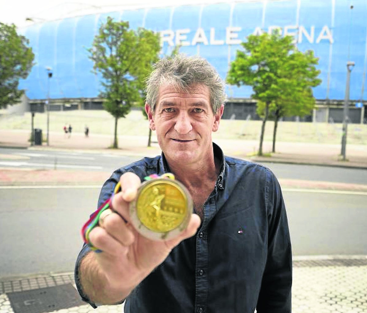Mikel Lasa, frente a Anoeta, muestra la presea de oro conseguida en los Juegos de Barcelona 1992. 