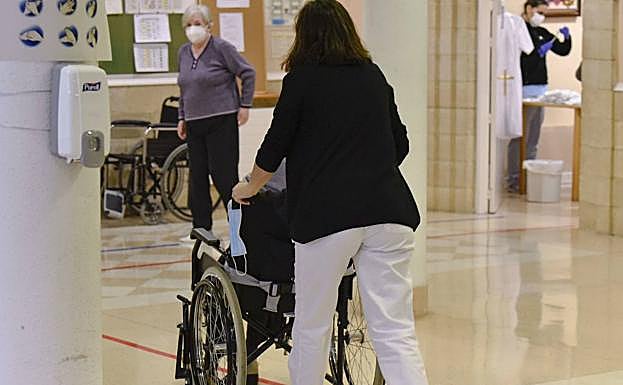 Euskadi descarta el pasaporte Covid para bares y la vacunación obligatoria de sanitarios en residencias