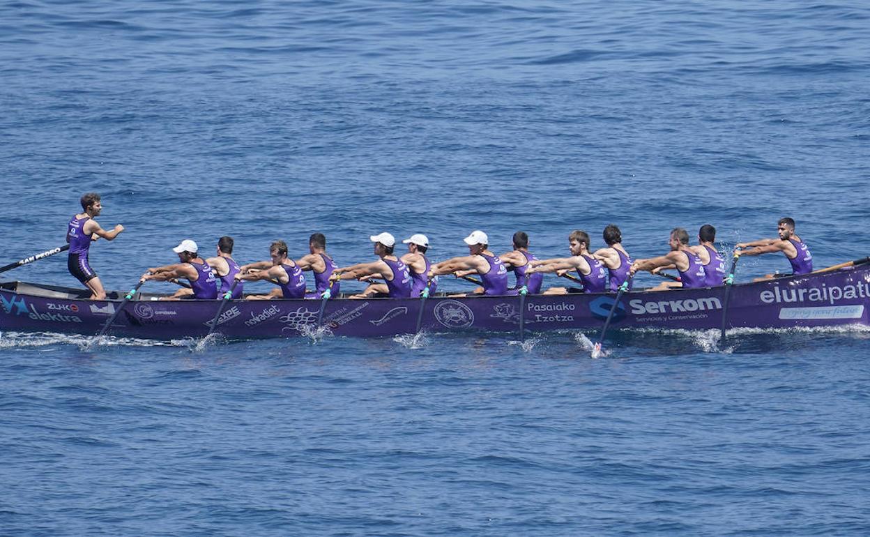 La trainera de San Pedro, durante la regata de Zumaia.