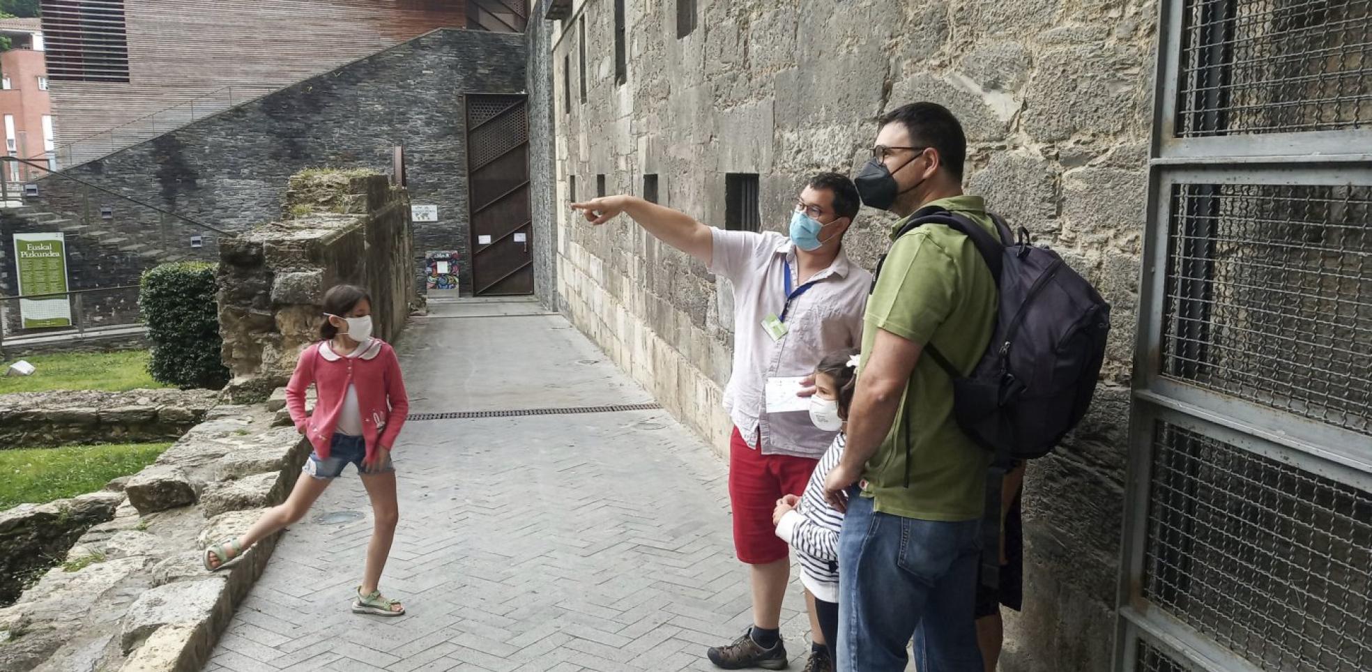 Conocer Tolosa a fondo. La oferta de visitas guiadas presenciales ha aumentado en los meses de verano con diversas novedades. 