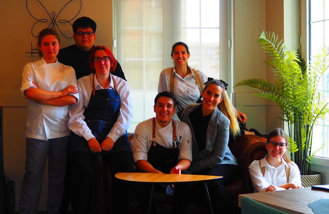 El equipo al completo del Kabo posa preparado para hacer las delicias de sus comensales. 