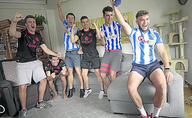 Unai, Mikel, Antton, Lander, Nicolás, Ander e Imanol, cuadrilla de Martin Zubimendi, celebran el gol de Oyarzabal que daba esperanzas para el oro.