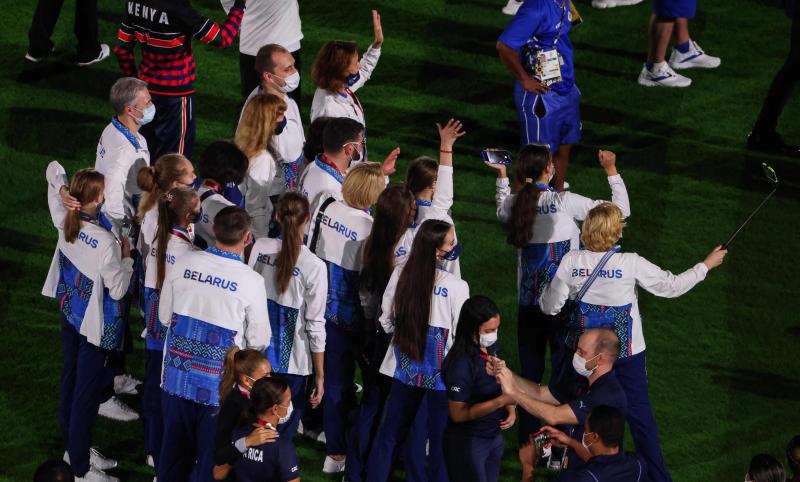 Los deportistas de los distintos países se suman también a la ceremonia de clausura.