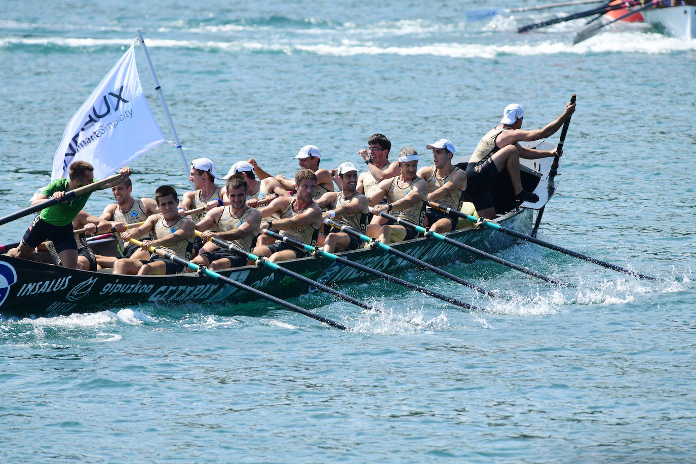 El patrón de Getaria ondea la bandera de la XII. Getariako Estropada. 