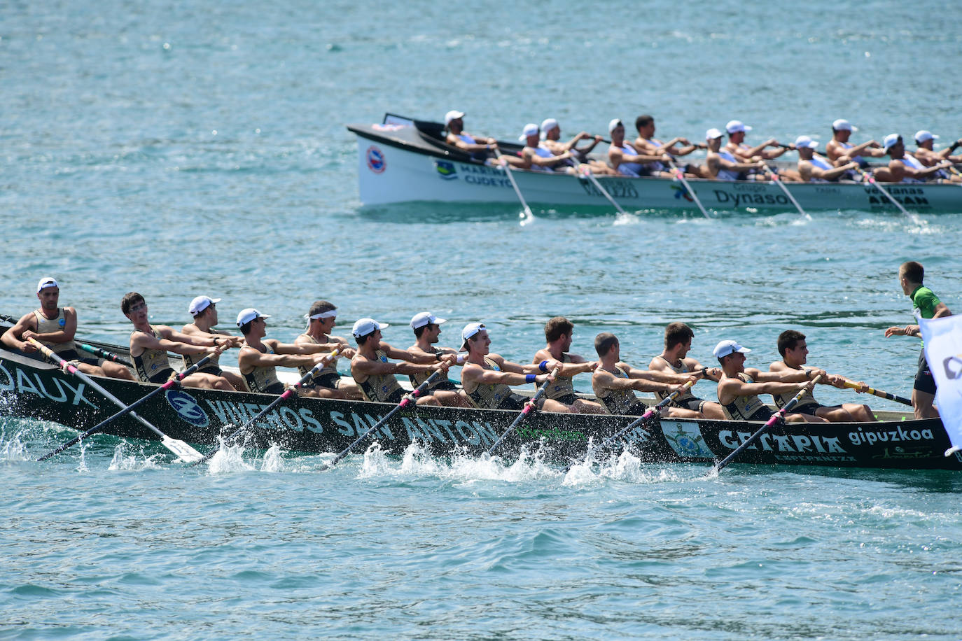 El patrón de Getaria ondea la bandera de la XII. Getariako Estropada. 