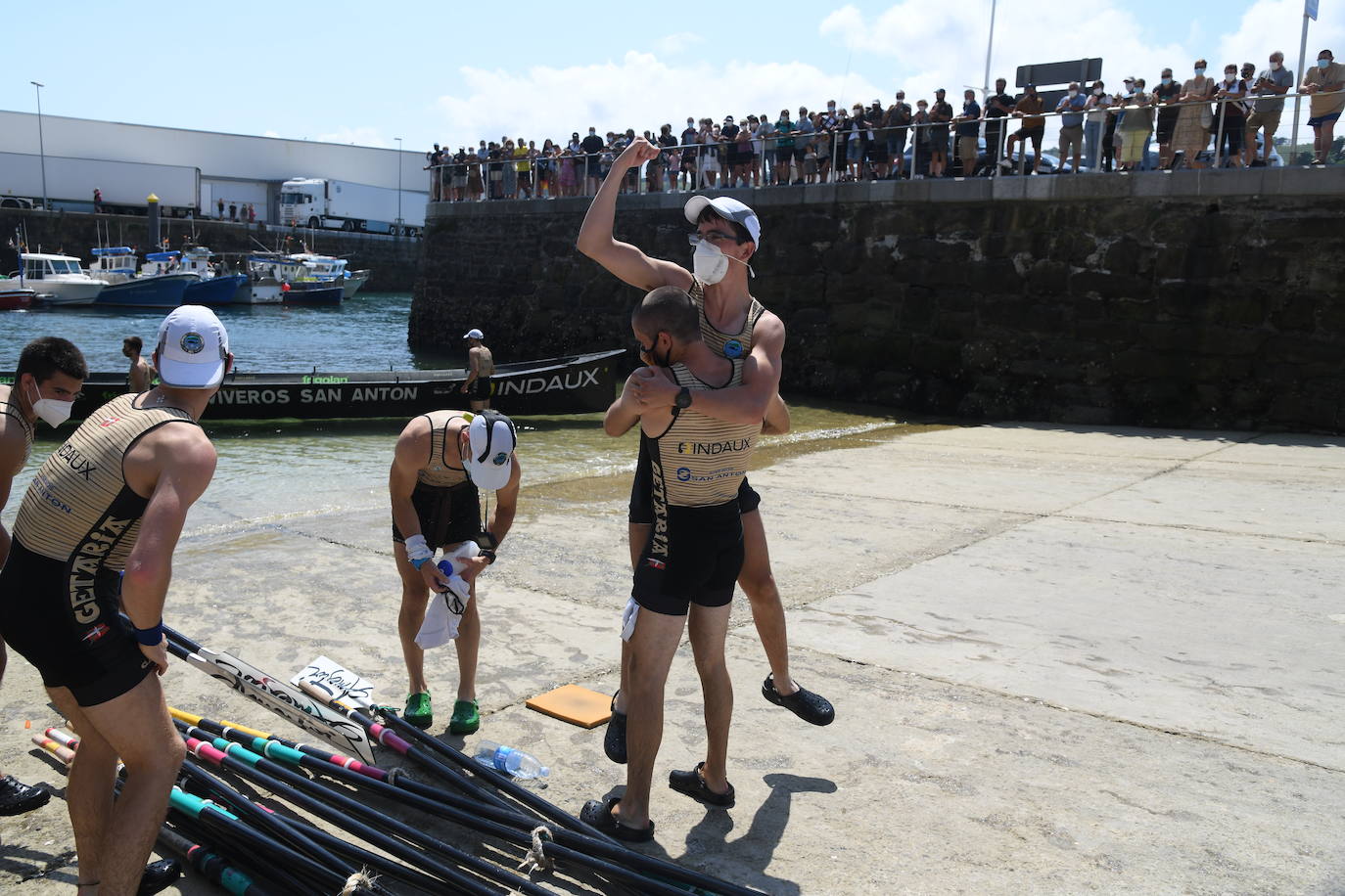 El patrón de Getaria ondea la bandera de la XII. Getariako Estropada. 